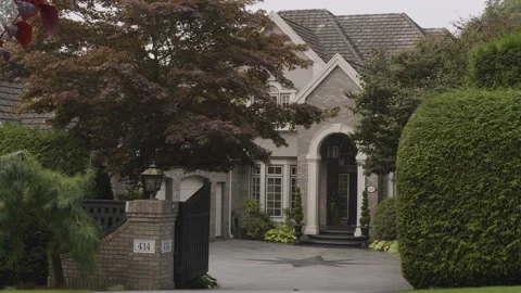 Expensive house with opened gates Vidéo 140295011