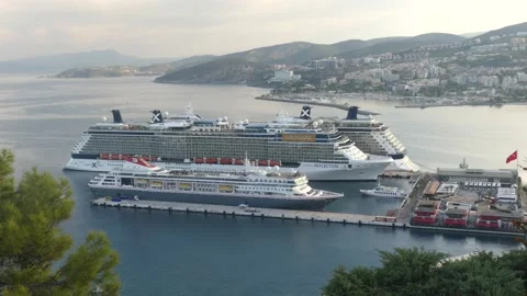 Experience the awe-inspiring view of a massive cruise ship 库存影片 157815407