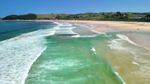 Experience the Beautiful Beach Waves and the Stunning Scenic Coastal View t.. 库存照片