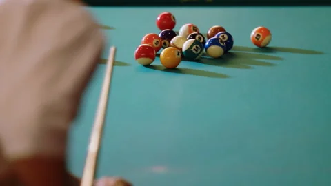 Experience billiard player smooth precise play with cue aiming at colorful Vidéo 333311136