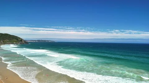 Experience the breathtaking beach landscape featuring stunning waves and a .. Stock-Fotos