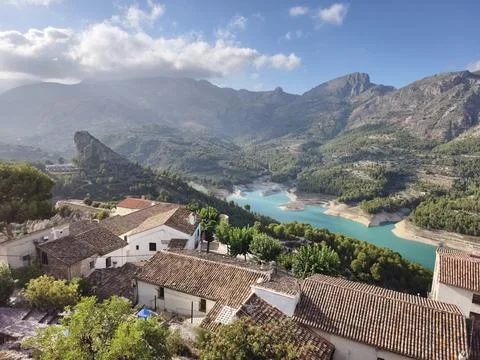 Experience the Breathtaking Mountain View Over Looking a Peaceful Lake and Foto stock