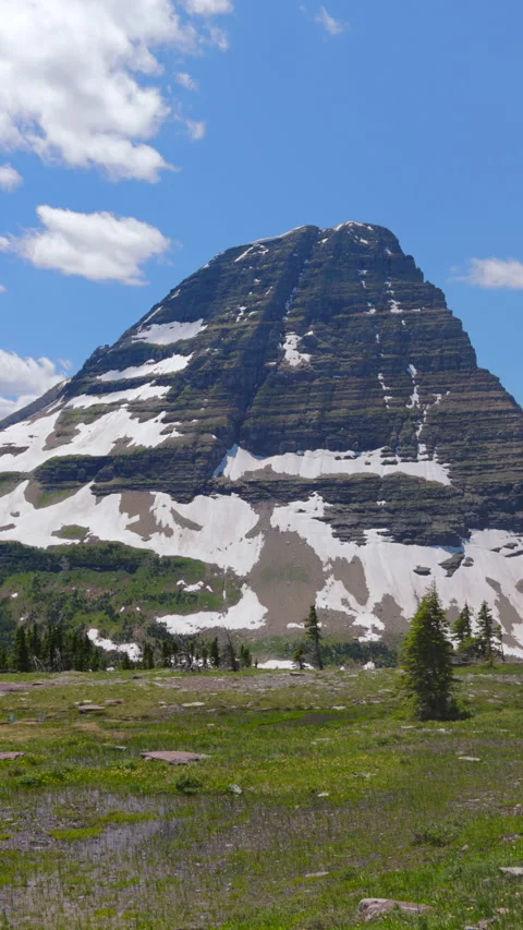 Experience the breathtaking scenic views found in Glacier National Park located Stockbeeldmateriaal 315617089