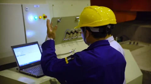 Experience engineer factory worker training and teaching how to use machine Stockbeeldmateriaal 348250882