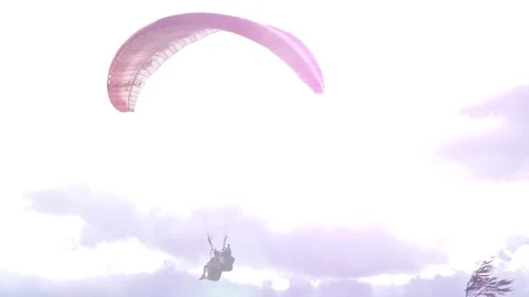 Experience the exhilarating thrill of paragliding as the camera captures the 動画素材 128457657