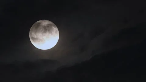 Experience the full moon rise through drifting clouds in stunning 4k time lapse Vídeo Stock 305430674