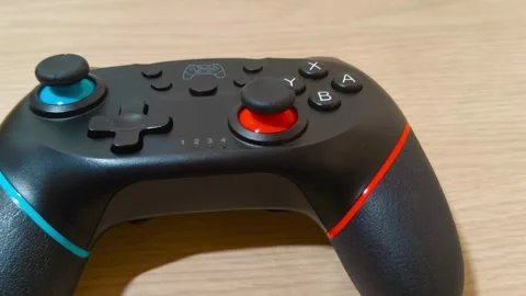 Experience immersive gaming with this vibrant wireless controller, designed for Stockbeeldmateriaal 318310902