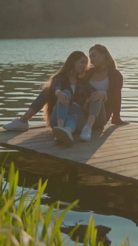 Experience an incredibly Serene Moment by the tranquil Lakeside with Wonderful Vídeo Stock 305877607