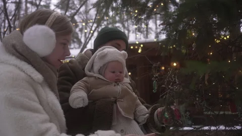 Experience the magic of Winter Wonderland Decorating a Christmas Tree Vidéo 295670323
