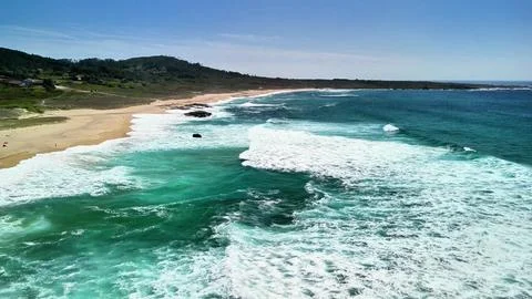 Experience the serene coastal views featuring stunning turquoise waters Stock-Fotos