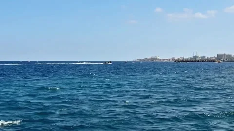 Experience the Serene View of the Ocean complemented by a Speedboat on a Vídeo Stock 315372289
