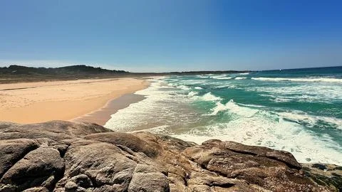 Experience a stunning beach view featuring picturesque waves crashing again.. Foto stock