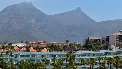 Experience a Stunning Mountain View with a Luxurious Resort Nestled in the Stock-Fotos