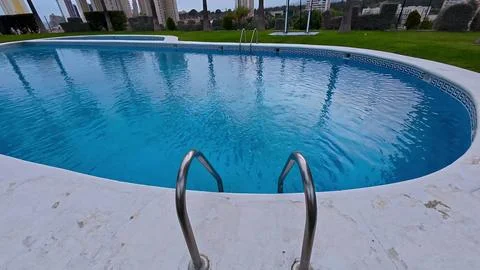 Experience the stunning poolside views that showcase a beautiful city skyli.. Foto stock