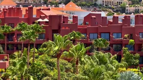 Experience Stunning Resort Views Surrounded by Lush Greenery and Modern Arc.. Stockfoto's