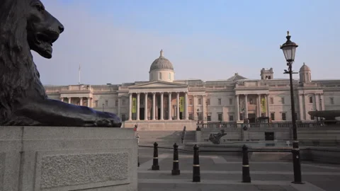 Experience the stunning views of Trafalgar Square and the National Gallery in Видео 308745247