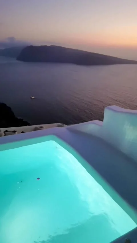 Experience sunset views from a luxury pool in Oia, Santorini. Vídeos de archivo 335081285