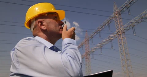 Experience Technician Man Talking Walkie Talkie Confirm Equipments Maintenance Vidéo 50938598