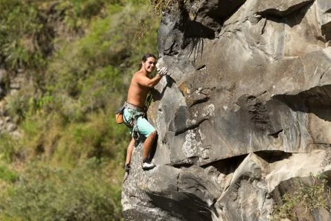 Experience the thrill of rock climbing as a skilled climber ascends a Foto stock