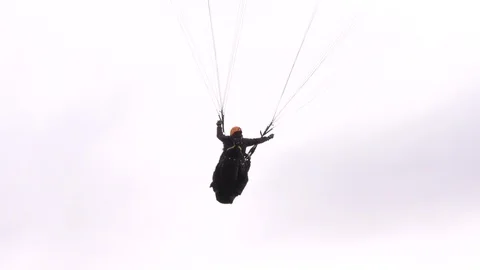 Experience the thrill of a tandem paraglide flight as you soar through the skies 動画素材 128457782