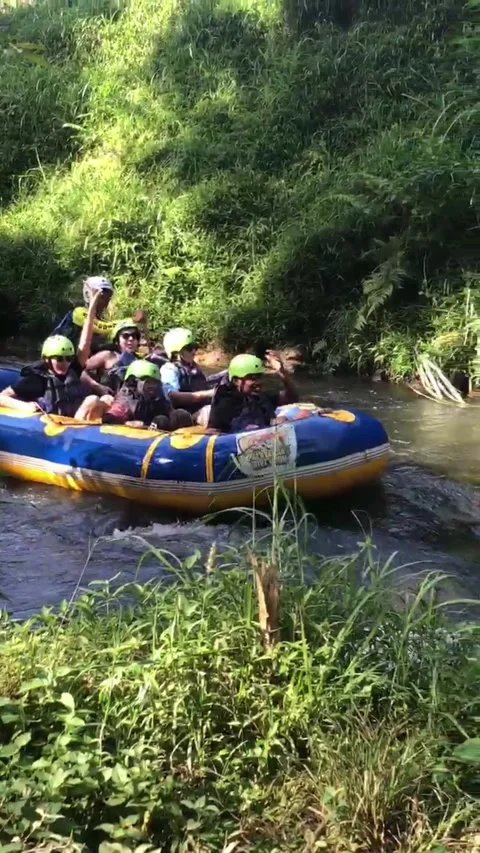 Experience the thrill of whitewater rafting Video stock 300221291