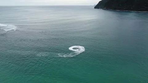 Experience thrilling jet ski action on vibrant turquoise waters for dynamic 库存影片 319518002