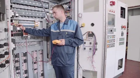 Experienced and qualified electrician engineer works in electrical cabinet 库存影片 105219262