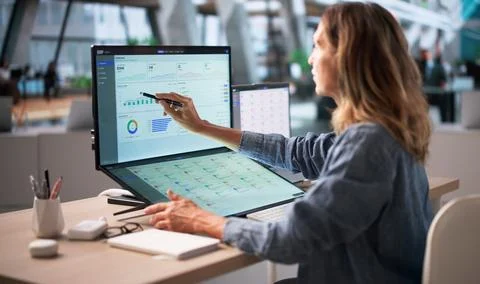 Experienced Business Manager Analyzing Integrated ERP Data On Touchscreen Com Foto stock