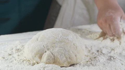 Experienced chef in akitchen prepares the dough with flour to make bread. Vidéo 111288486