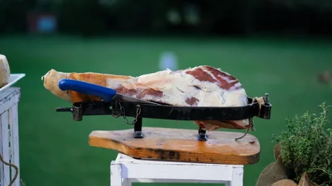 An experienced chef cutting ham with knife. Expert caterer slicing ham - Typical Stock Footage 95518118