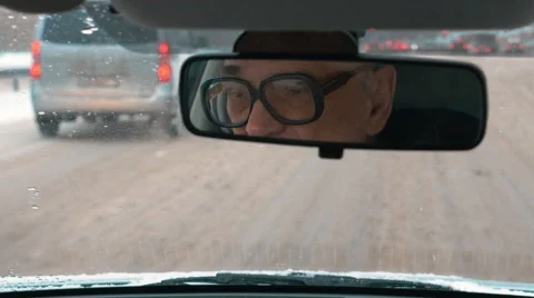 Experienced driver in winter city Video stock 52008025