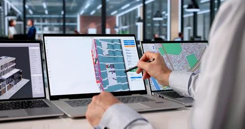 Experienced Engineer Analyzes 3D Digital Twin Model On Laptop For Property Ma 写真素材
