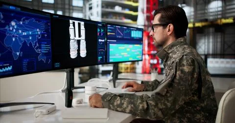 Experienced Engineer Uses Desktop Computer To Plan Rocket Construction Strate Stock-Fotos