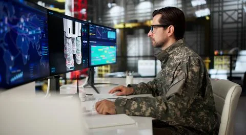 Experienced Engineer Using Desktop Computer To Plan Strategic Rocket Operatio Stock-Fotos