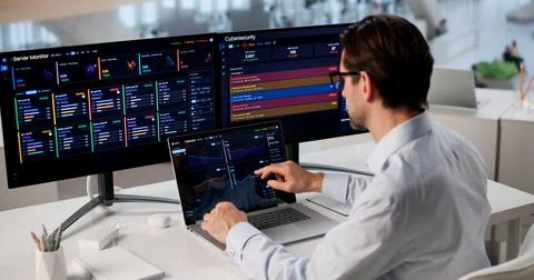 Experienced IT Engineer Monitors Real-time Network Performance Using Laptop T 스톡 사진