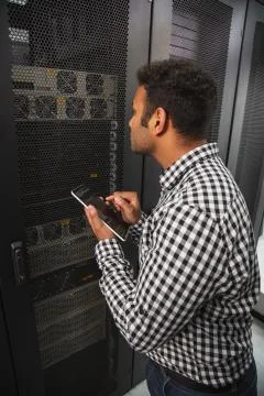 Experienced IT technician reducing server problem Foto stock