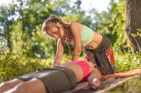 Experienced masseuse impliments her massage abilities on the forest ground. Foto stock