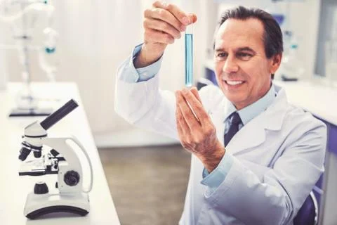 Experienced mature bioengineer testing new medicine Foto stock