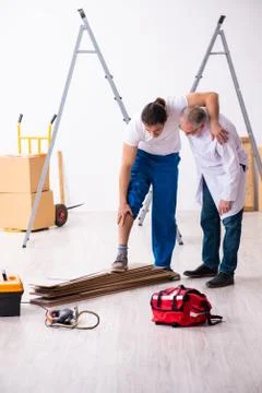 Experienced paramedic helping workman bitten by snake Foto stock