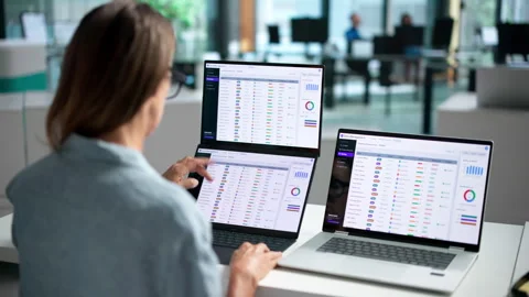 Experienced Software Developer Coding Interactively Видео 345855325
