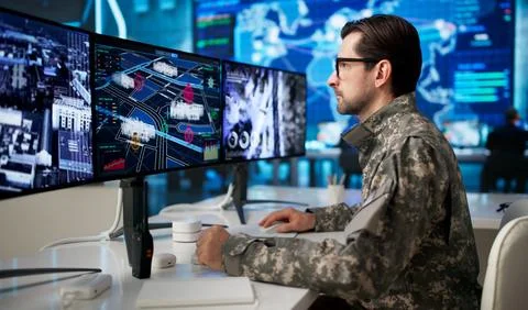 Experienced Soldier Uses Advanced Computer Technology To Plan Missions Secure Foto stock