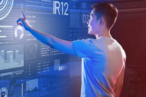 Experienced web developer smiling and pointing to the screen 库存照片