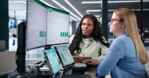 Experienced Woman Studies Environmental Performance Metrics On Laptop Screen. Foto stock