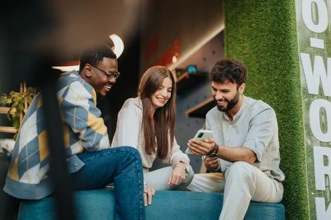 Experienced workers sitting in threshold discuss business strategies in modern Foto stock