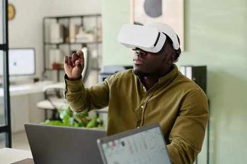 Experiencing Virtual Reality in Office Environment 스톡 사진