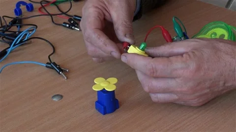Experiment in electrical engineering class, the teacher shows the students a Vídeo Stock 166751479