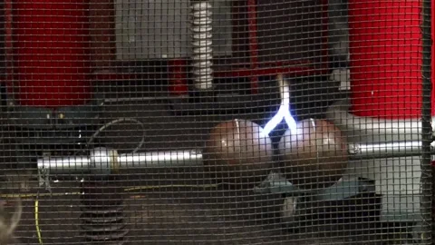 Experiment with electricity 스톡 동영상 132641792