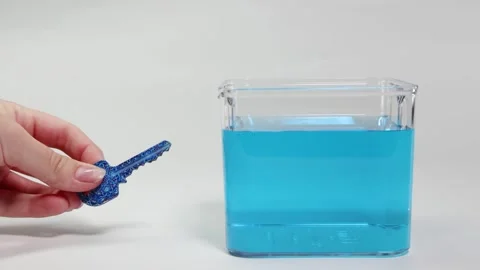 Experiment: Key Floating and Sinking in Water Video stock 309185462