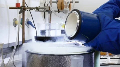 Experiment with liquid nitrogen Video stock 79830028