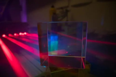 Experiments with lasers in the optics lab. Red laser on optical table in phys Foto stock